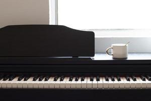 piano et clavier de piano électronique avec fond noir. gros plan des touches de piano noir et blanc, espace de copie, bannière