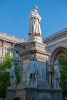 milan italie 2013 statue de léonard de vinci photo