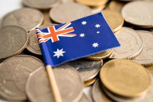 pile de pièces d'argent avec le drapeau de l'australie, concept bancaire financier. photo