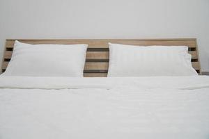 oreiller blanc sur la décoration du lit à l'intérieur de la chambre photo