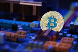Monnaie crypto bitcoin sur circuit imprimé .argent virtuel.technologie blockchain.concept d'exploitation minière photo