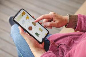 femme en gros plan utilise une application de shopping sur mobile photo