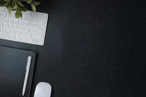 vue de dessus bureau de travail avec clavier souris et ordinateur portable sur fond de tableau noir photo