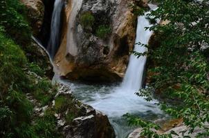 cascade dans les montagnes photo