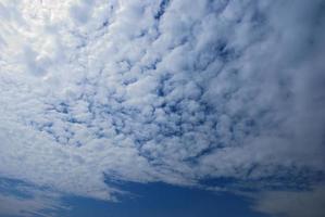 nuages blancs dans un ciel bleu photo