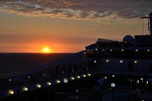 coucher de soleil sur le bateau photo