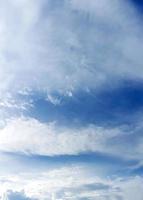 ciel vertical coloré avec des nuages par une journée ensoleillée. photo