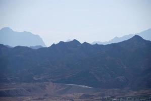 hautes montagnes dans le désert photo