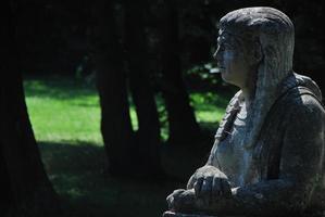 vieille statue en pierre dans un jardin de château photo