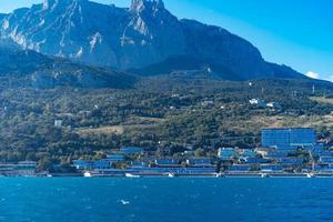 paysage marin avec vue sur la côte de yalta, crimée photo