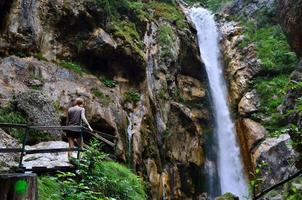 femme à la cascade photo