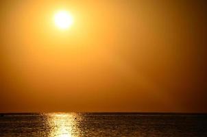 lever de soleil avec mer brillante photo