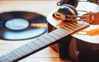 guitare classique avec des écouteurs sur un fond en bois photo