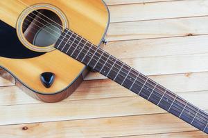 photographie guitare classique sur fond marron clair photo