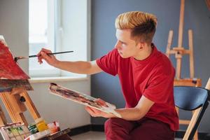 artiste peignant un tableau dans un studio photo