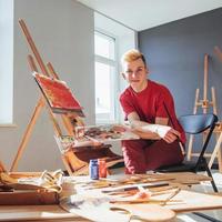 artiste peignant un tableau dans un studio photo