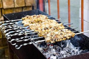 viande de barbecue. griller à l'extérieur. délices au barbecue photo