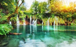 cascades dans le parc national tombant dans le lac turquoise. plitvice, croatie photo