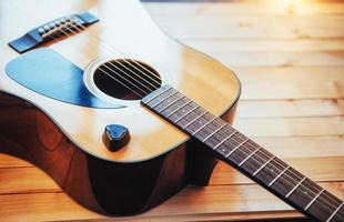 photographie guitare classique sur fond marron clair photo