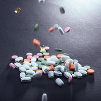 pilules, capsules ou suppléments médicaux colorés pour le traitement et les soins de santé sur fond noir photo
