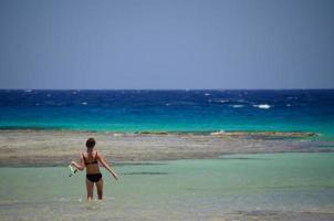 femme en bikini pendant la plongée avec tuba en mer photo