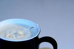 tasse avec du lait et des gouttes au bord photo