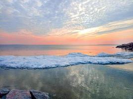 ciel coucher de soleil sur la mer le soir avec des nuages colorés photo