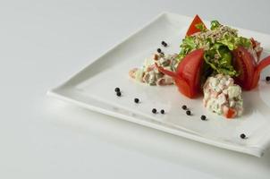 salade dans une assiette blanche photo