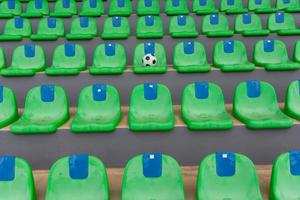 chaises sur le terrain de football photo