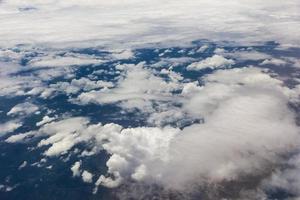 ciel bleu avec fond de nuages dans l'avion photo