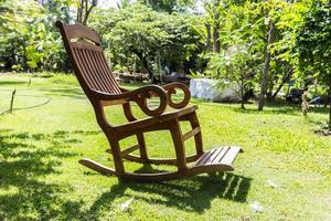 chaise berçante vide sur l'herbe photo