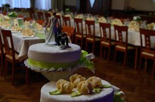 gâteau de mariage dans le hall photo