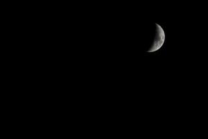 lune dans le noir vue de nuit sombre haut photo