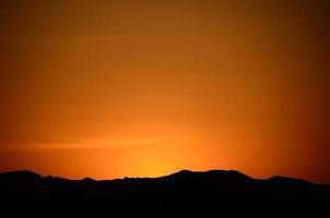 coucher de soleil avec montagne noire photo