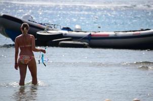 femme en bikini pendant la plongée avec tuba photo