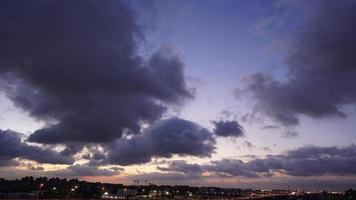 la belle vue sur le coucher de soleil avec la silhouette et le ciel de nuages colorés dans la ville photo