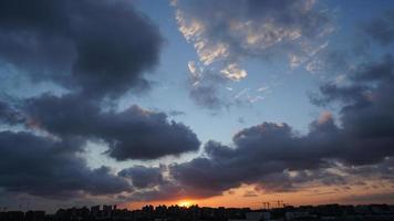 la belle vue sur le coucher de soleil avec la silhouette et le ciel de nuages colorés dans la ville photo