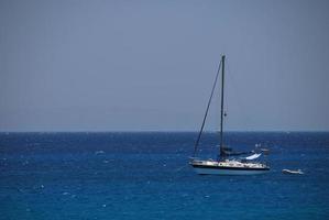 mer avec bateau à droite photo