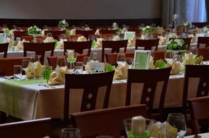 tables de mariage dans une chambre photo