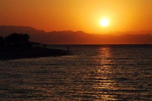 lever de soleil sur la mer à droite photo