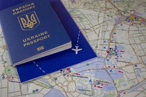 billets d'avion et passeport sur la carte pour planifier un voyage d'affaires ou des vacances à l'étranger. voyage d'affaires voyageant sur la carte. photo