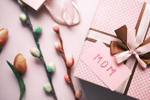 top viwe de cadeau de fête des mères et fleur sur table. photo