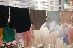 corde à linge enfant remplie de pantalons suspendus photo