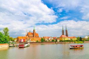 wroclaw, pologne, 7 mai 2019 vue panoramique de la collégiale ostrow tumski sainte croix et st. barthélémy, cathédrale st. jean le baptiste et bateaux dans la rivière odra oder dans le centre-ville historique photo