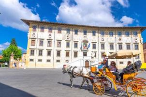 Pise, Italie, 14 septembre 2018 touristes en chariot char sur la piazza dei cavalieri photo