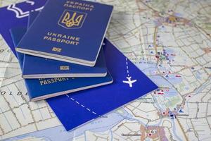 passeports avec billets d'avion sur la carte. voyage d'affaires voyageant sur la carte. photo