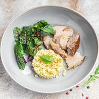 viande de boulgour et feuilles de salade laitue repas sain nourriture photo