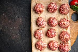 boulettes de viande viande crue boeuf porc poulet dinde agneau frais sain repas nourriture photo