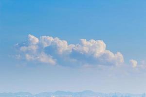 fond de ciel bleu avec des nuages. photo