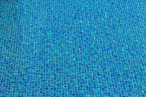 mosaïque de carreaux de céramique dans la piscine - texture transparente photo
